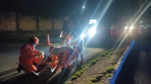 Motociclista inabilitado atropela ciclista em Araxá