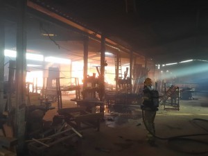 Corpo de Bombeiros combate incêndio no Distrito Industrial