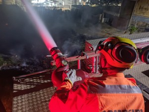 Bombeiros combatem incêndio no bairro Santa Luzia