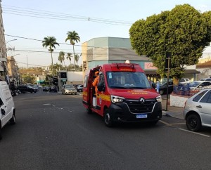 Motociclista avança parada obrigatória e provoca acidente