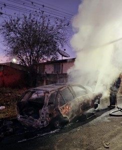Veículo é destruido por incêndio no Salomão Drumond