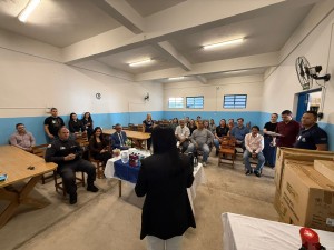 Prefeitura entrega equipamentos de corte e costura para Apac