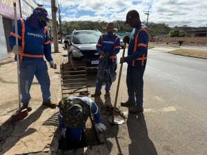 Araxá inicia limpeza preventiva de bueiros