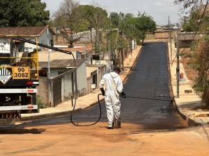 Prefeitura retoma obras de pavimentação nas ruas Domingos Di Mambro e José Roque de Oliveira
