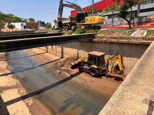 Prefeitura de Araxá retira 35 caminhões de terra e lixo do Canal do Córrego Grande