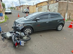 Corpo de Bombeiros socorrem vitimas de acidente de trânsito