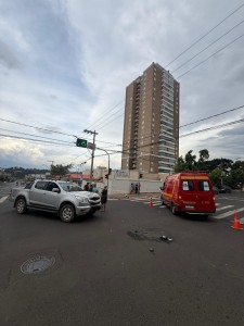 Colisão entre o automóvel e motocicleta deixa mulher ferida