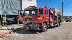 Incêndio em galpão é combatido pelo Corpo de Bombeiros em Araxá