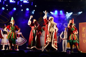 Chegada do Papai Noel inaugurou o FestNatal 2025