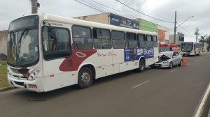Corpo de Bombeiros atende vítima de colisão entre carro e ônibus