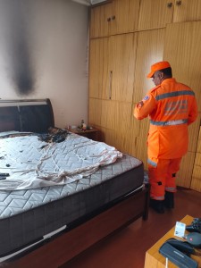 Carregador de celular provoca princípio de incêndio em Araxá