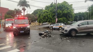 Bombeiros atendem vitima de colisão entre moto e carro