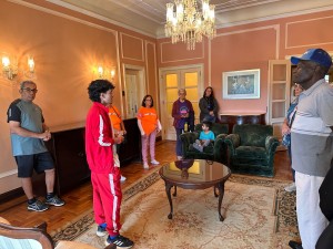 Idosos de projetos da Prefeitura participam de visita guiada no Grande Hotel de Araxá