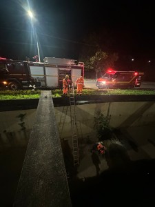 Bombeiros resgatam vítima após queda em canal na av. Rosalvo Santos