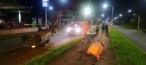 Veículo capota na Dâmaso Drumond e deixa dois feridos