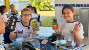 Mais de 14 mil alunos da rede municipal começam a receber materiais escolares