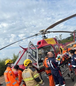 Helicóptero Arcanjo realiza resgate em acidente na BR 146