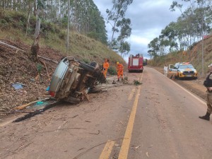 Veículo bate em árvore na estrada Araxá/Tapira