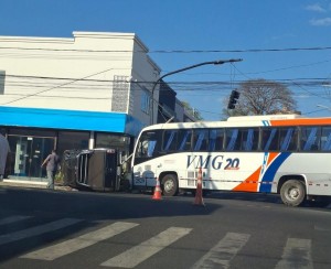 Colisão entre camionete e ônibus deixa idoso ferido no Centro