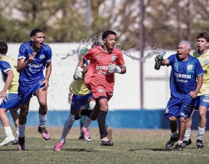 Dínamo vence Uberlândia com gol do goleiro Felipe
