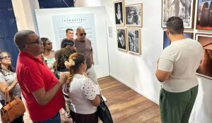 Grupo de pessoas com deficiência visual visita exposição no Museu Dona Beja