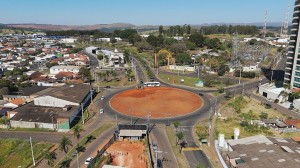 Praça da Bíblia começa a ser construída na rotatória da Expominas