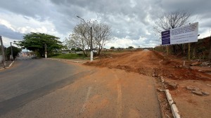 Prefeitura inicia obra de pavimentação em rua do bairro Santa Mônica