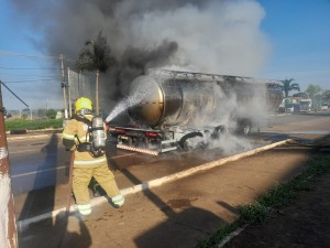Incêndio atinge carreta carregada com 37 mil litros de leite