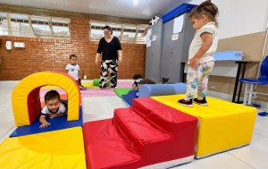 Secretaria de Educação entrega novos mobiliários e brinquedos para escolas e Cemeis de Araxá