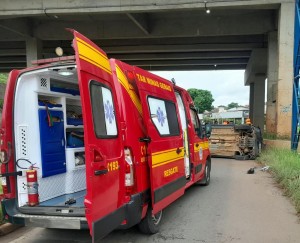 Veículo capota na av. Damaso Drummond